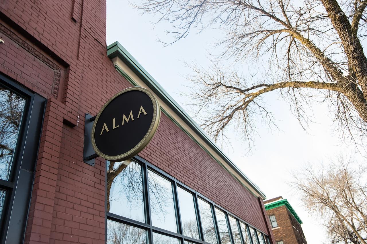 Hotel Alma Minneapolis Exterior photo